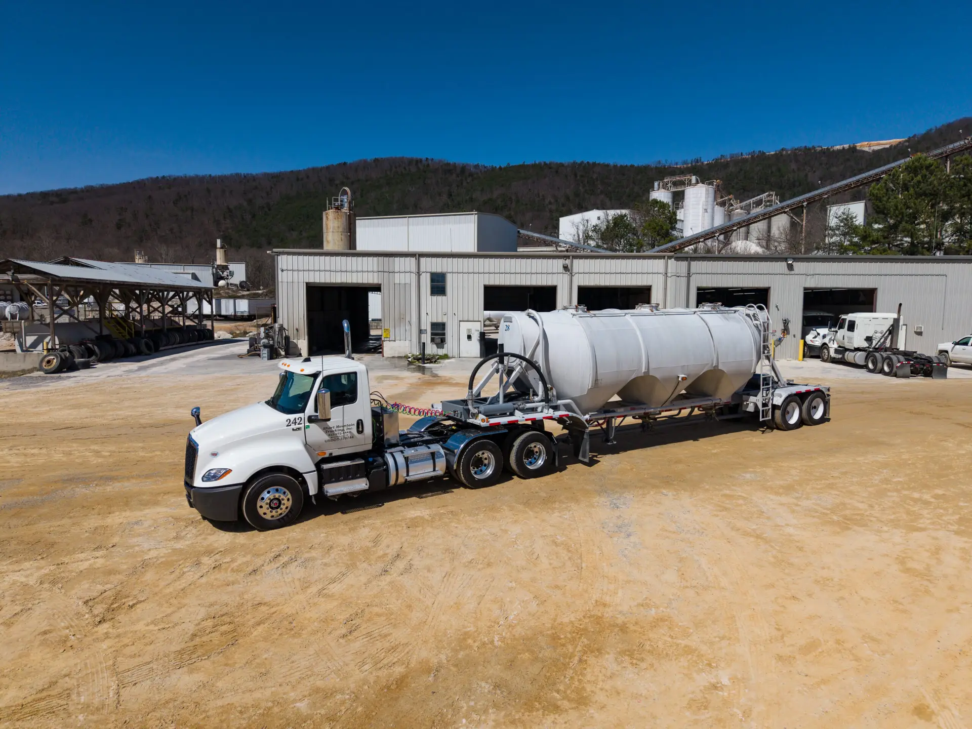 Short Mountain Silica trucking and delivery