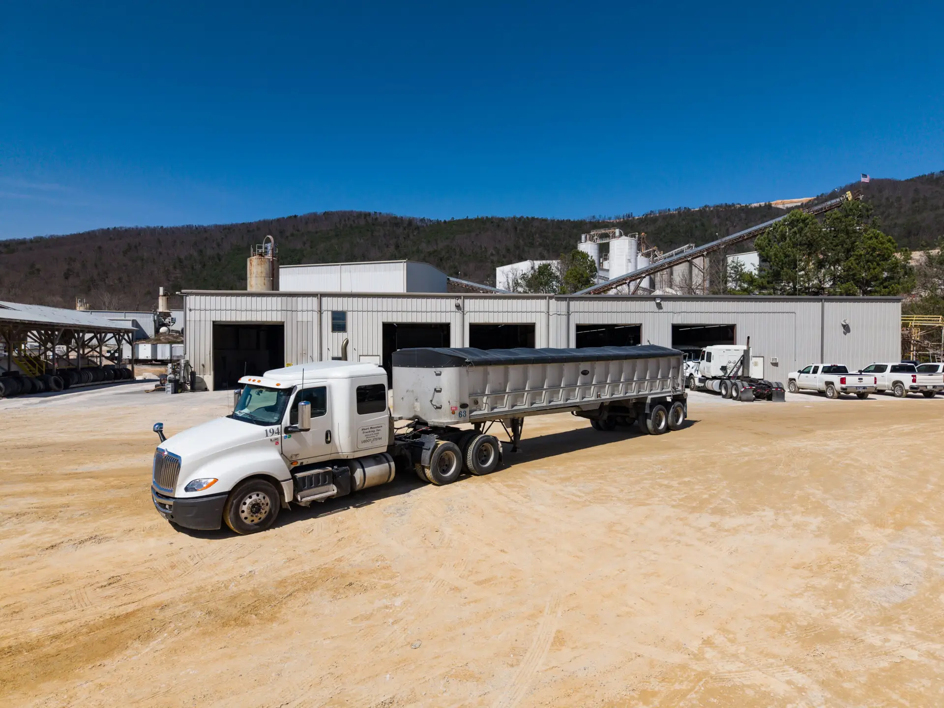 Short Mountain Silica trucking and delivery